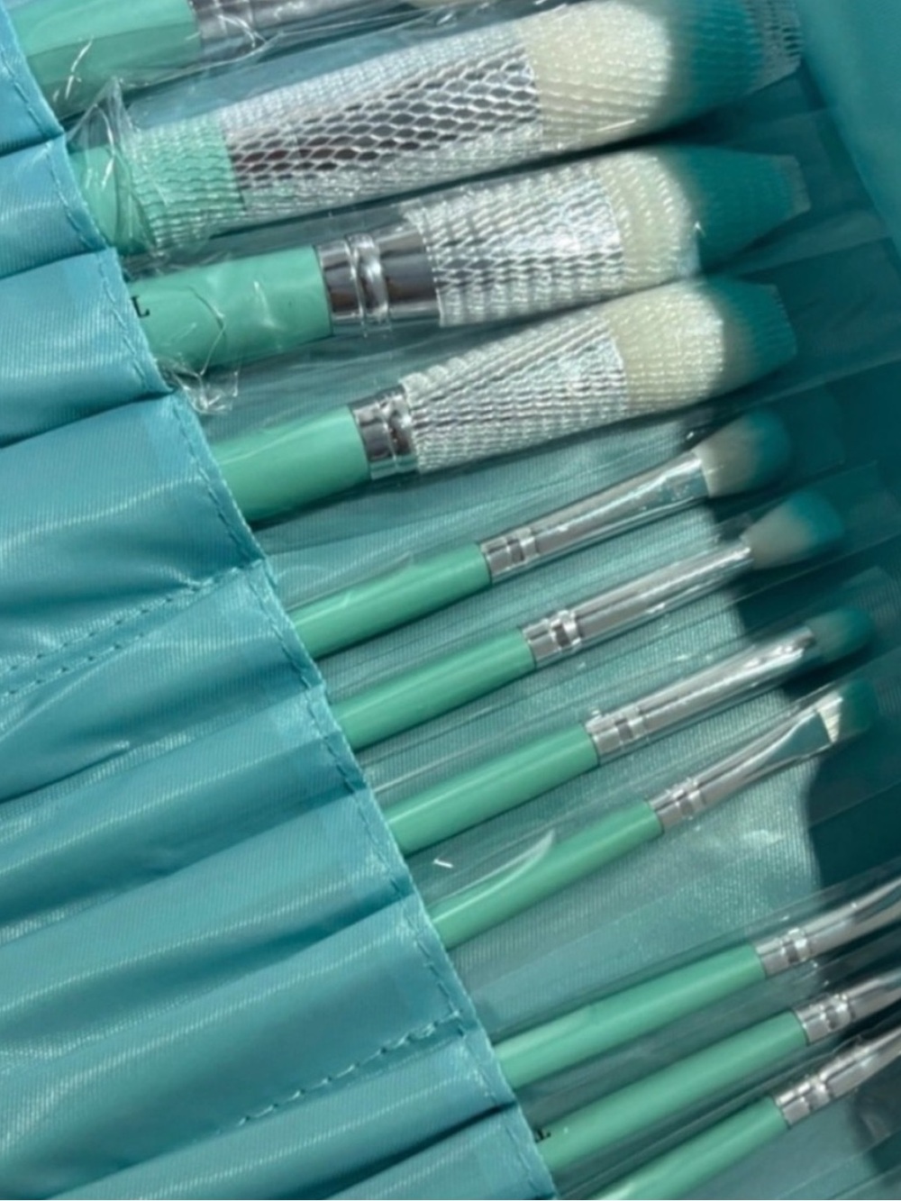 Tiffany makeup brush set - Picture 9 of 10